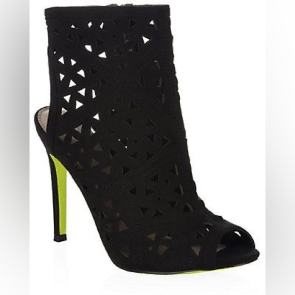 ***NIB***Carvela by Kurt Geiger (Gabby) Perforated Black Heel (40)
